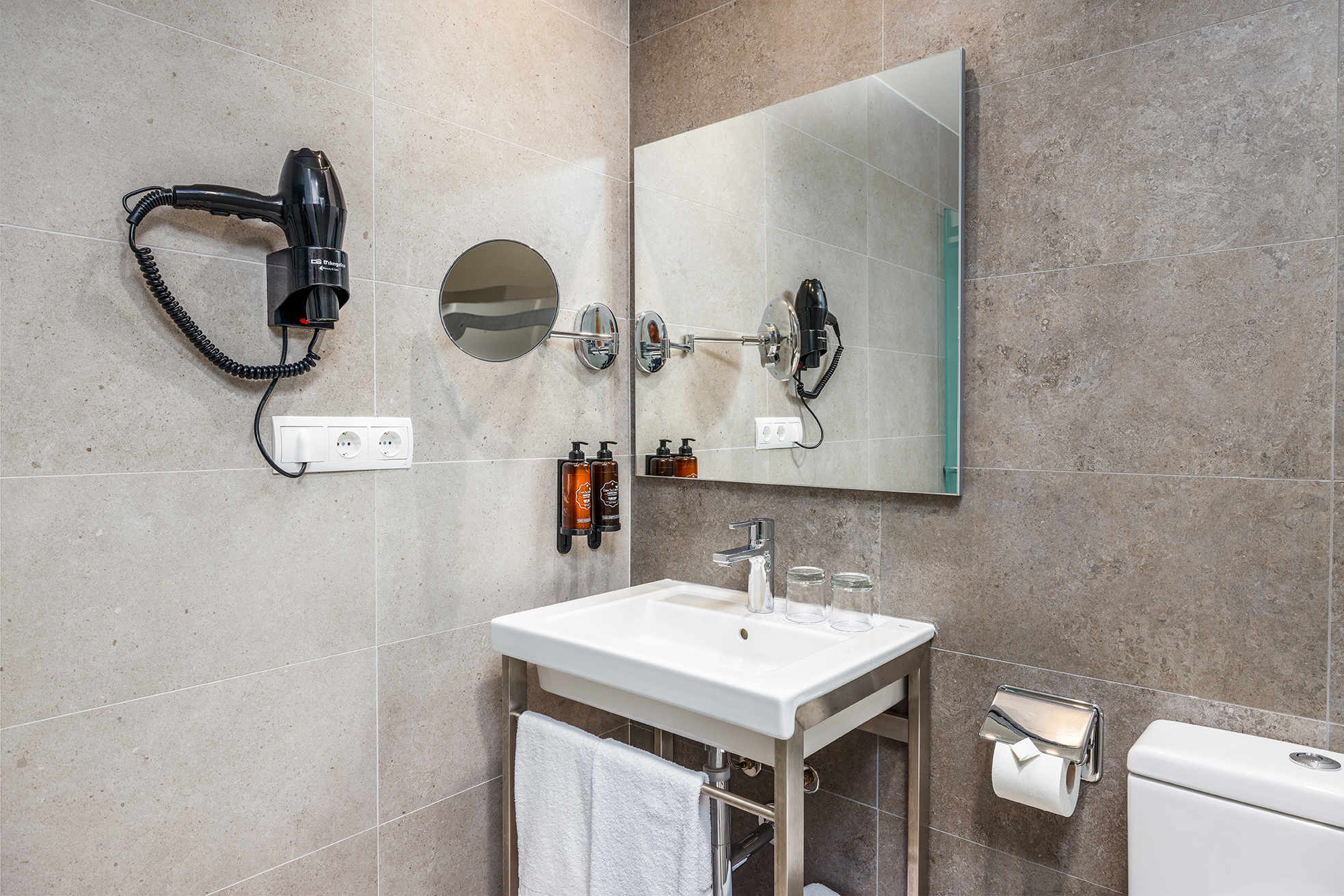 006_alta_virgendelosreyes Doble Estándar.jpg